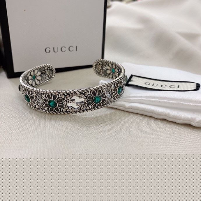 G*u*i bracelets